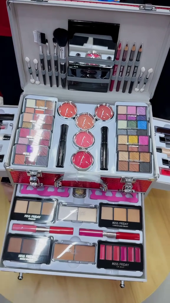 Snowy Season Offer ❄️ Portable Makeup Kit with Mirror – Stylish & Handy (2dec3) (Copy)