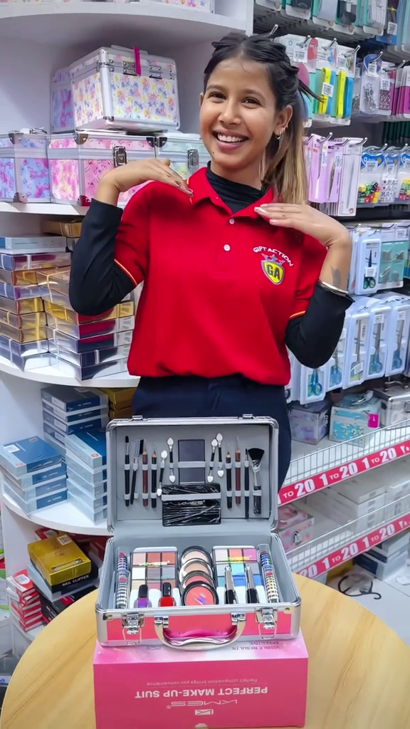 Winter Wonderland Offer ❄️ Stylish Makeup & Mirror Set – Perfect Gift (2dec10)