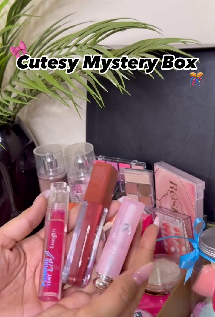 Cutesy Glam Mystery Makeup Box SNK SL10 13JAN10