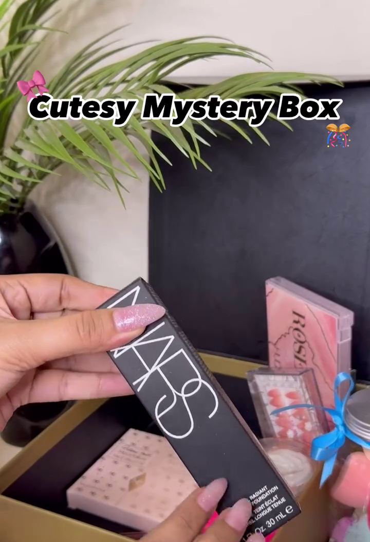 Cutesy Glam Mystery Makeup Box SNK SL10 13JAN10