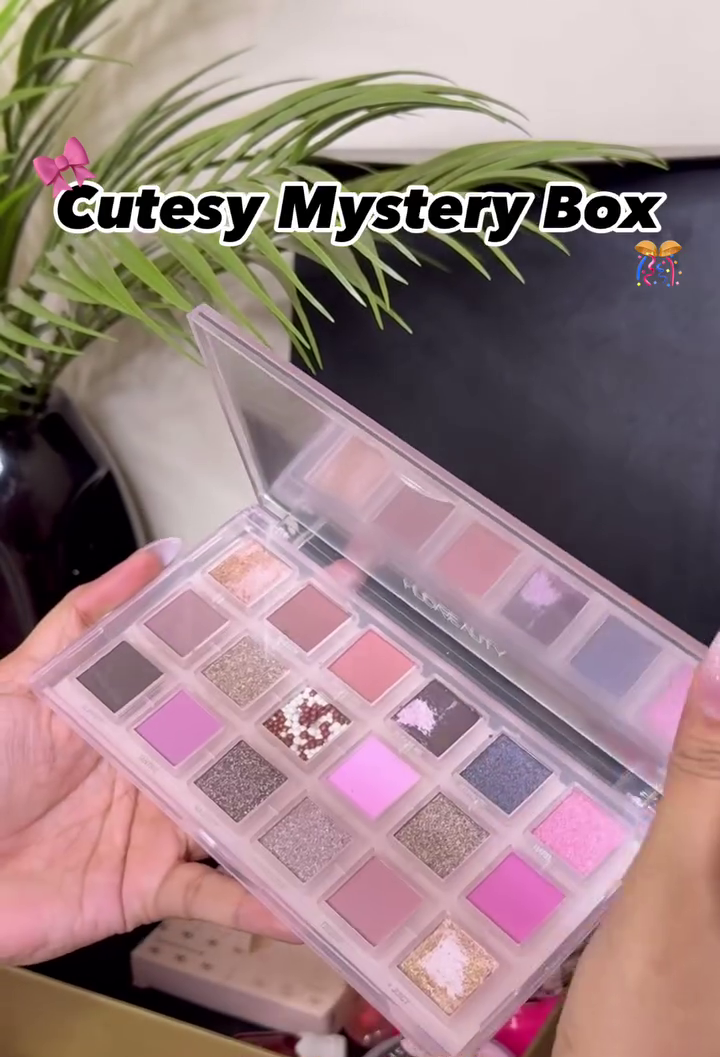 Cutesy Glam Mystery Makeup Box SNK SL10 13JAN10