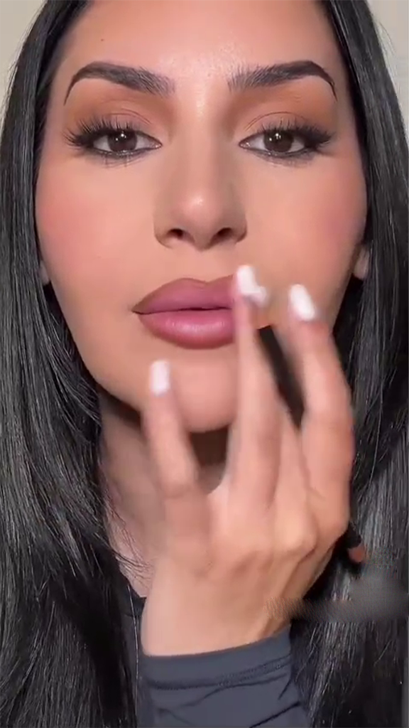 Glitter Nude Luxe Lipstick SNK SL1 17JAN2