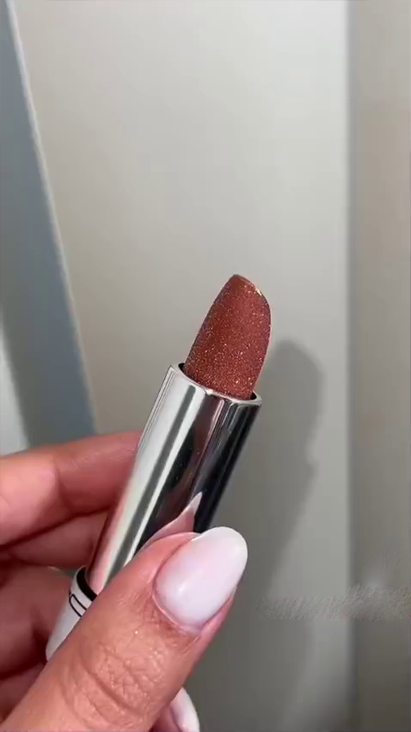 Glitter Nude Luxe Lipstick SNK SL1 17JAN2