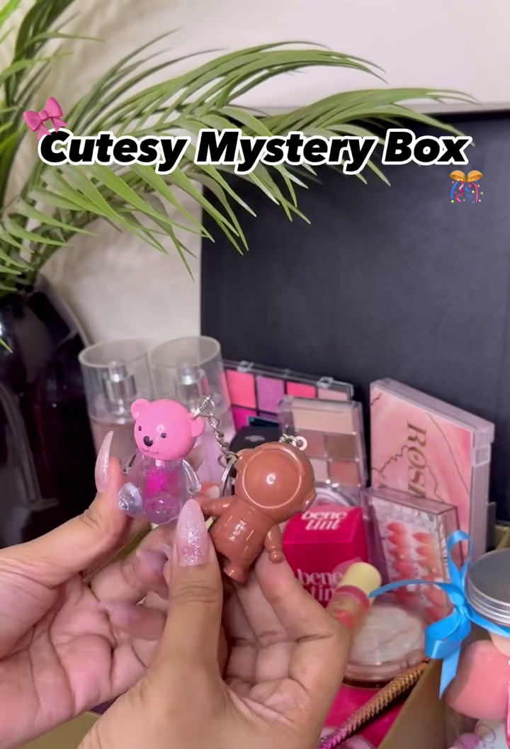 Cutesy Glam Mystery Makeup Box SNK SL10 13JAN10