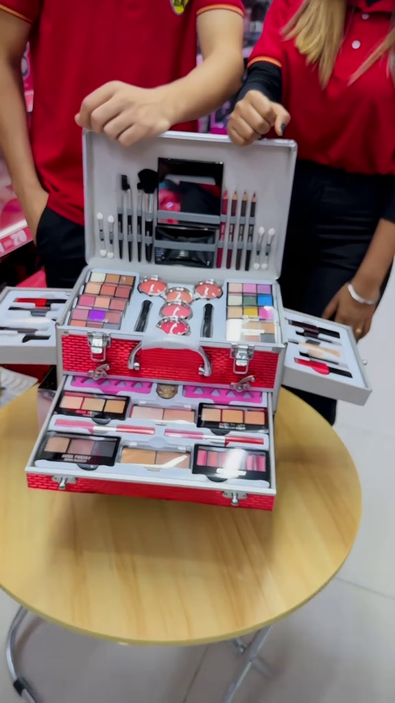 Snowy Season Offer ❄️ Portable Makeup Kit with Mirror – Stylish & Handy (2dec3)