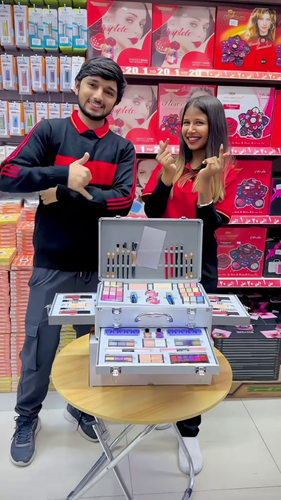 Winter Discount ❄️ Premium Stylish Makeup Kit with Mirror (2dec8) (Copy)