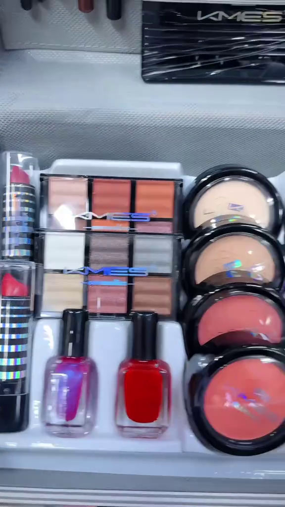 🎀 Snow Chic Vanity Makeup Set