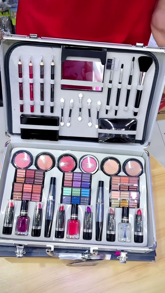 Winter Sale ✨ Stylish Makeup Kit with Mirror – Portable Beauty Set (2dec1) (Copy)